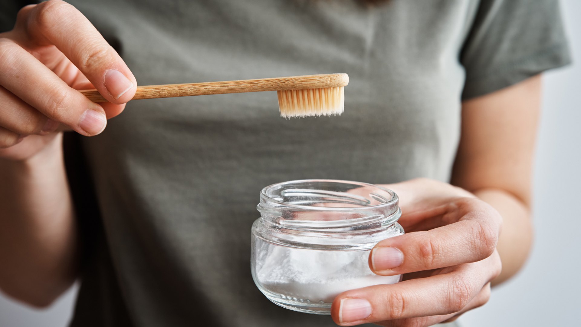 mujer que usa bicarbonato de sodio para blanquear los dientes de forma natural