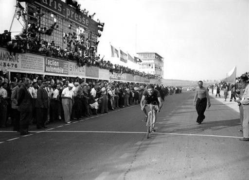 Joe Magnani, 35, entered the 1947 World Championships (here won by Theo Middelkamp) in Reims to finish seventh and last in a field that included Fausto Coppi, Albert Sercu, Fiorenzo Magni.