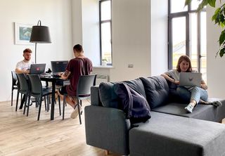 3 personnes en t&eacute;l&eacute;travail