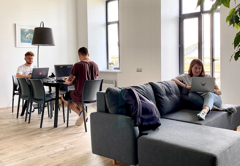 3 personnes en télétravail