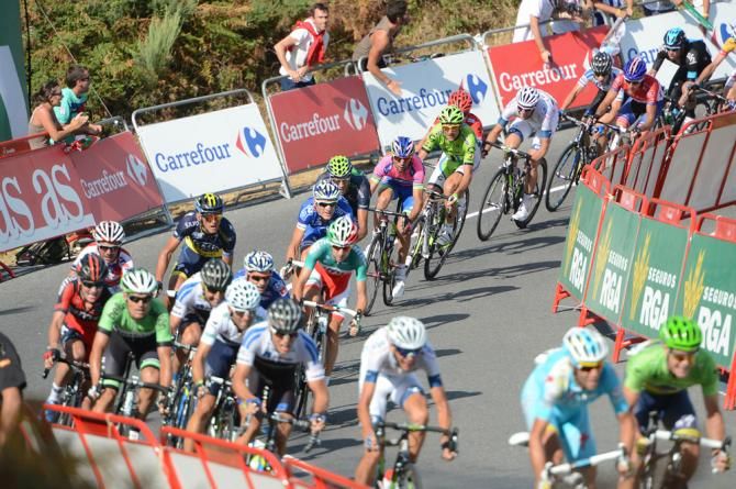 The peloton race up th final climb on stage 4