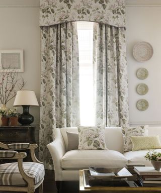 Country-curtain-ideas-for-living-rooms-6-Colefax-Fowler