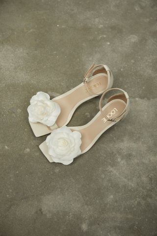 Lookie Atelier White Sandals with White Satin Rose