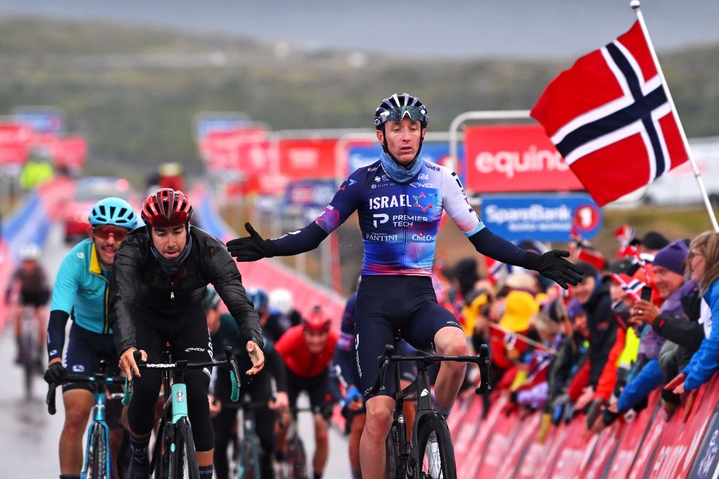 Stephen Williams (Israel-Premier Tech) wins stage ahead of Cl&eacute;ment Champoussin (Ark&eacute;a-Samsic)