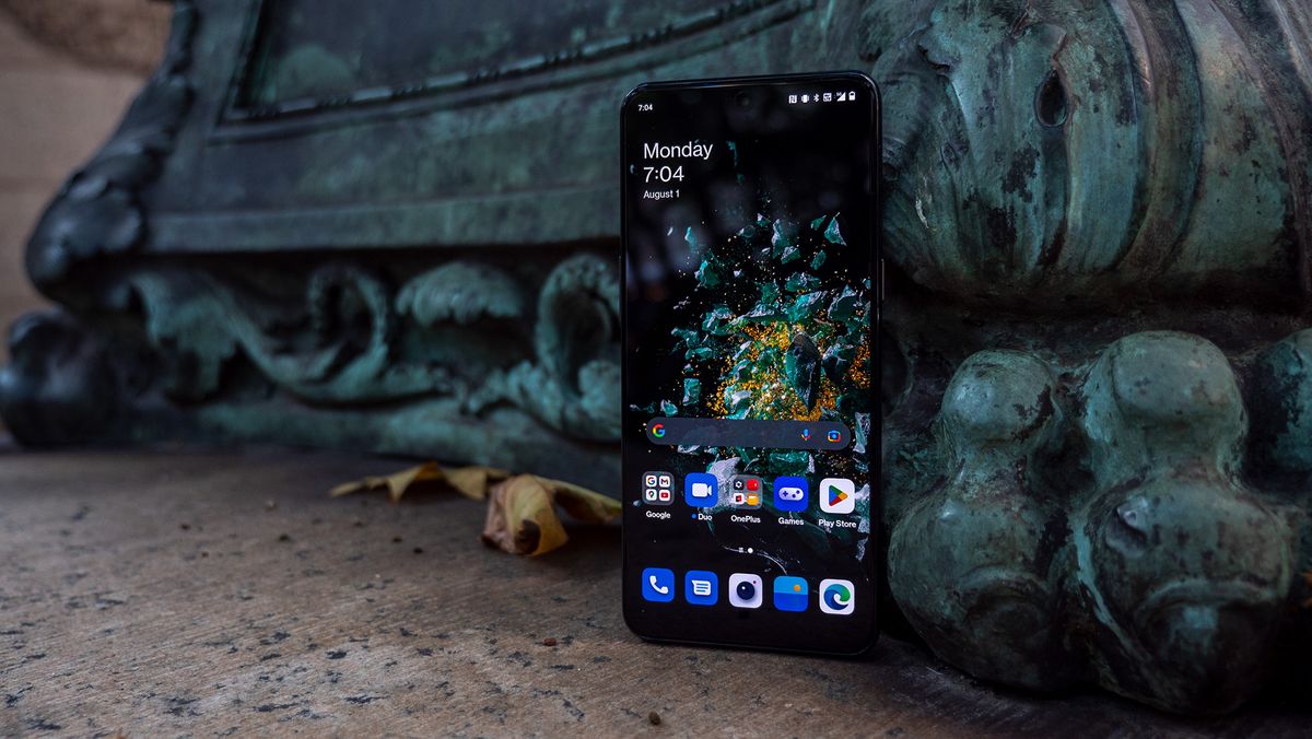 The OnePlus 10T home screen