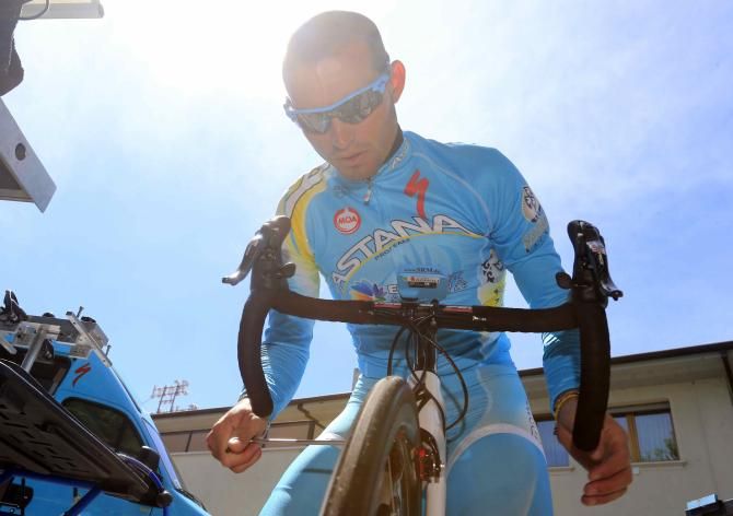 Valerio Agnoli makes some last-minute adjustments