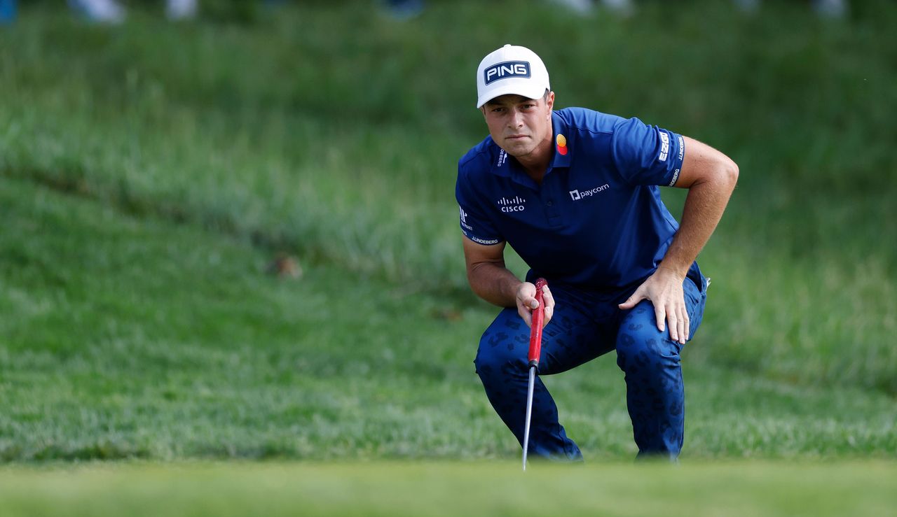 Viktor Hovland lines up a putt