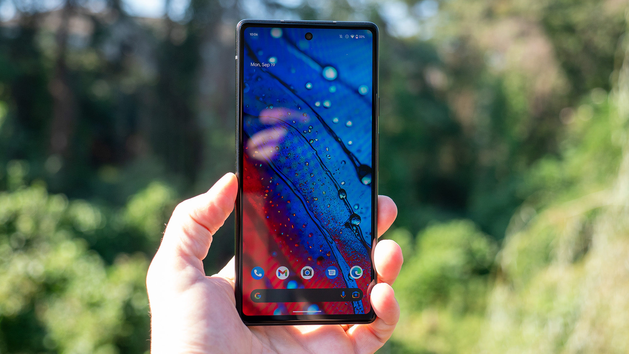 Backdrops'tan duvar kağıdına sahip Google Pixel 6a'nın ana ekranı