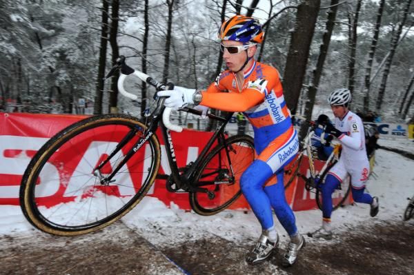 Lars van der Haar leads Vincent Baestaens on a run-up.