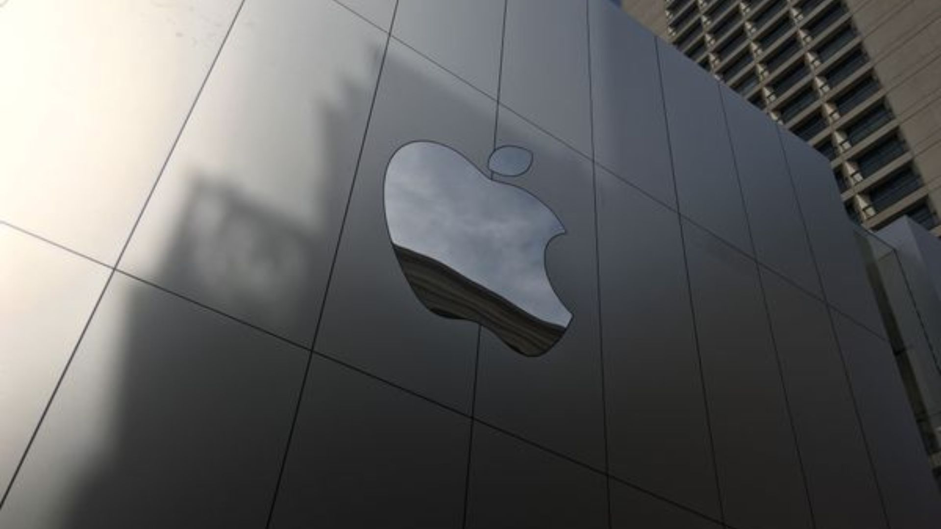 Logotipo de Apple en un edificio