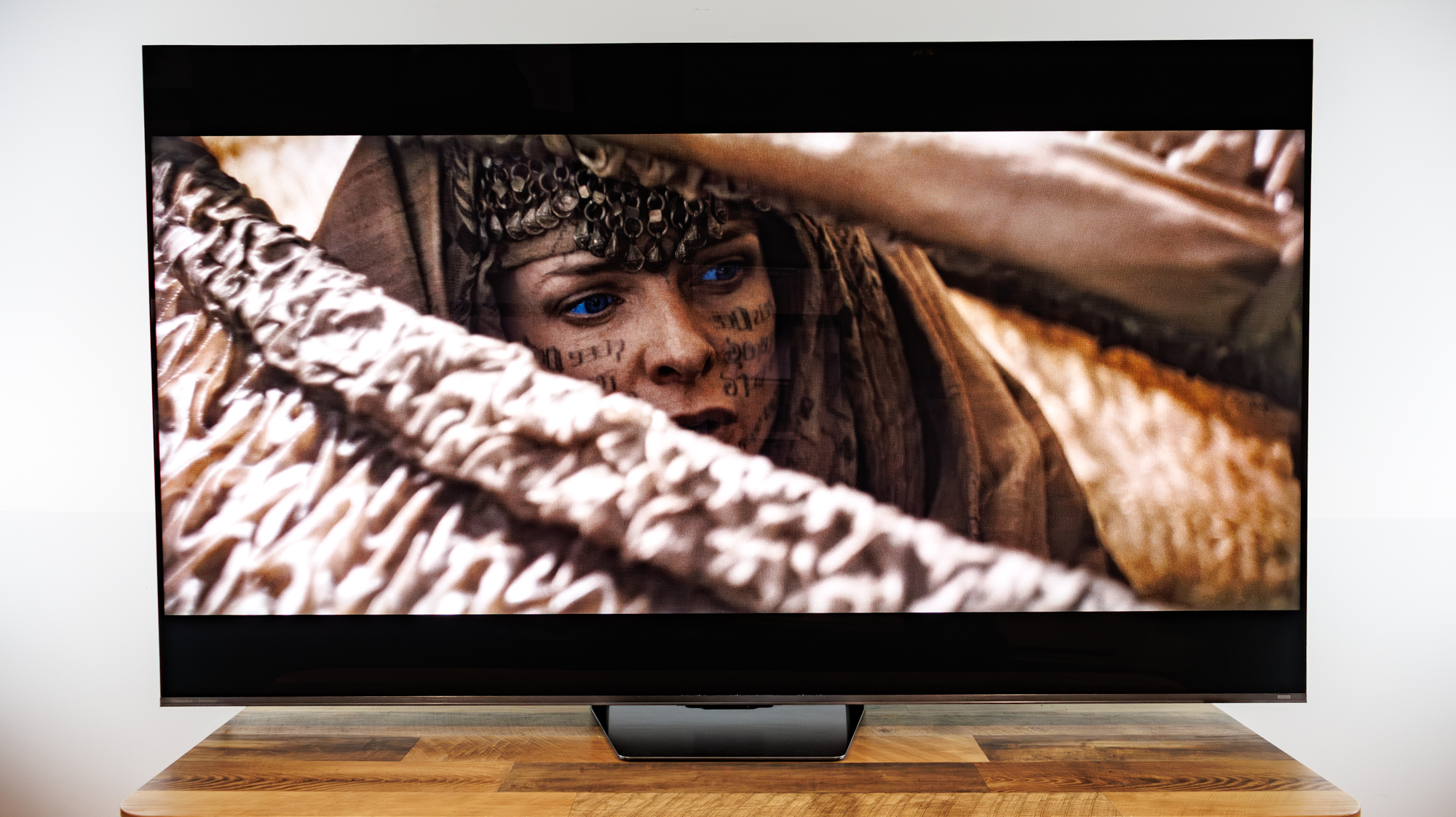 A Hisense 75UR8SG RGB MiniLED TV on a desk