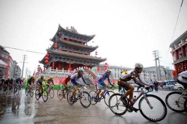 Rain and typical Chinese scenery greeted the riders for the criterium.