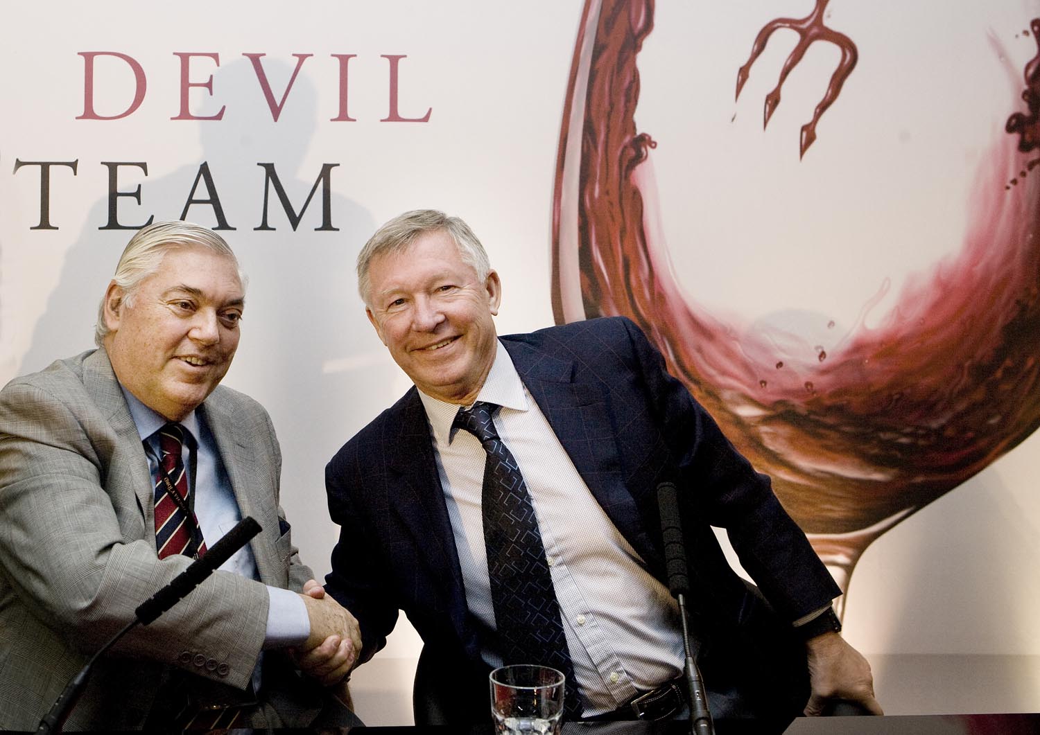 Concha&rsquo;s Chairman, Alfonso Larra&iacute;n Santa Mar&iacute;a, and Sir Alex Ferguson