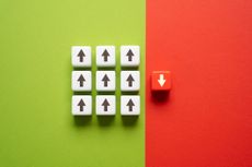 split green and red screen with nine up arrows on the green side and one down arrow on the red side