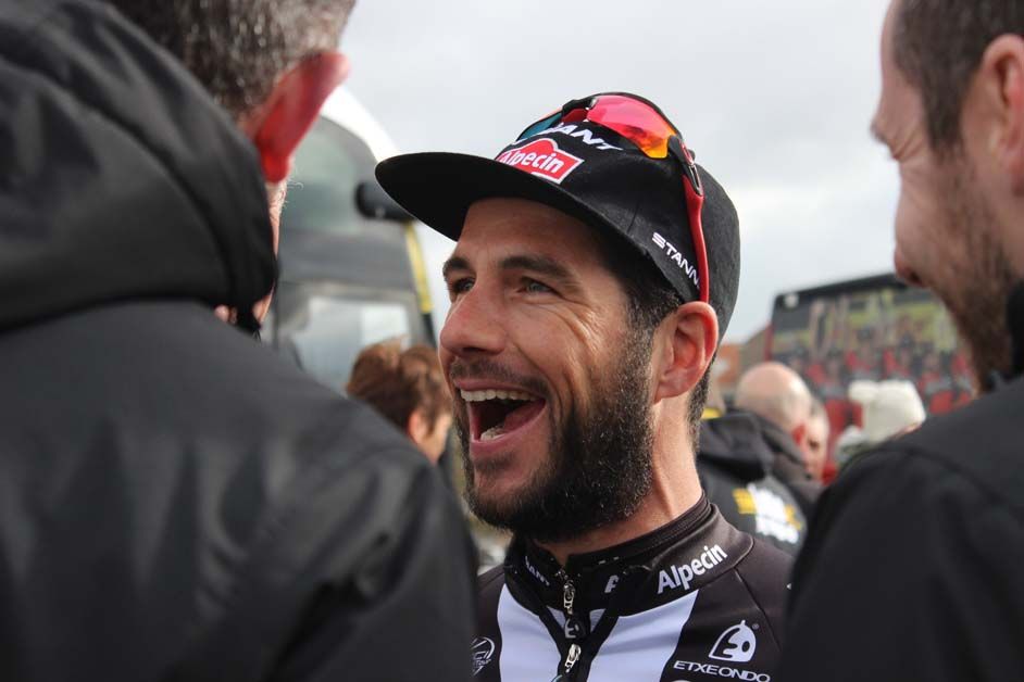 Roy Curvers enjoys a joke with some members of the LottoNL-Jumbo team