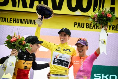 Demi Vollering in the yellow jersey with Lotte Kopecky and Kasia Niewiadoma