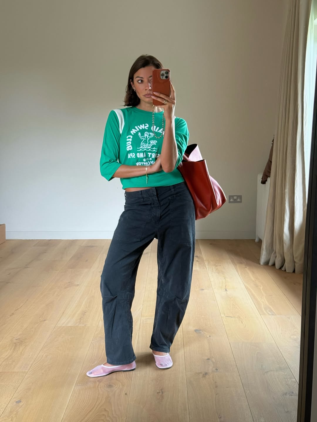 @smythsisters wears minimalist summer shoe trends