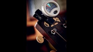 Snark was among the first to introduce a headstockmounted tuner. This style quickly surpassed pedal tuners in popularity