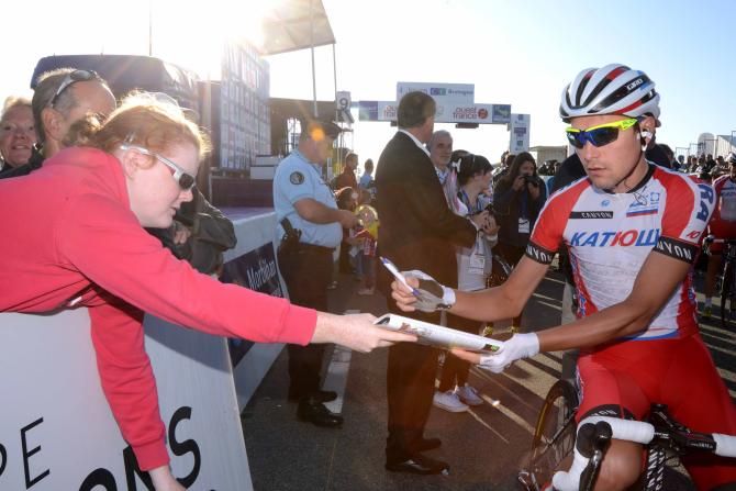 A fans reaches out to get an autograph