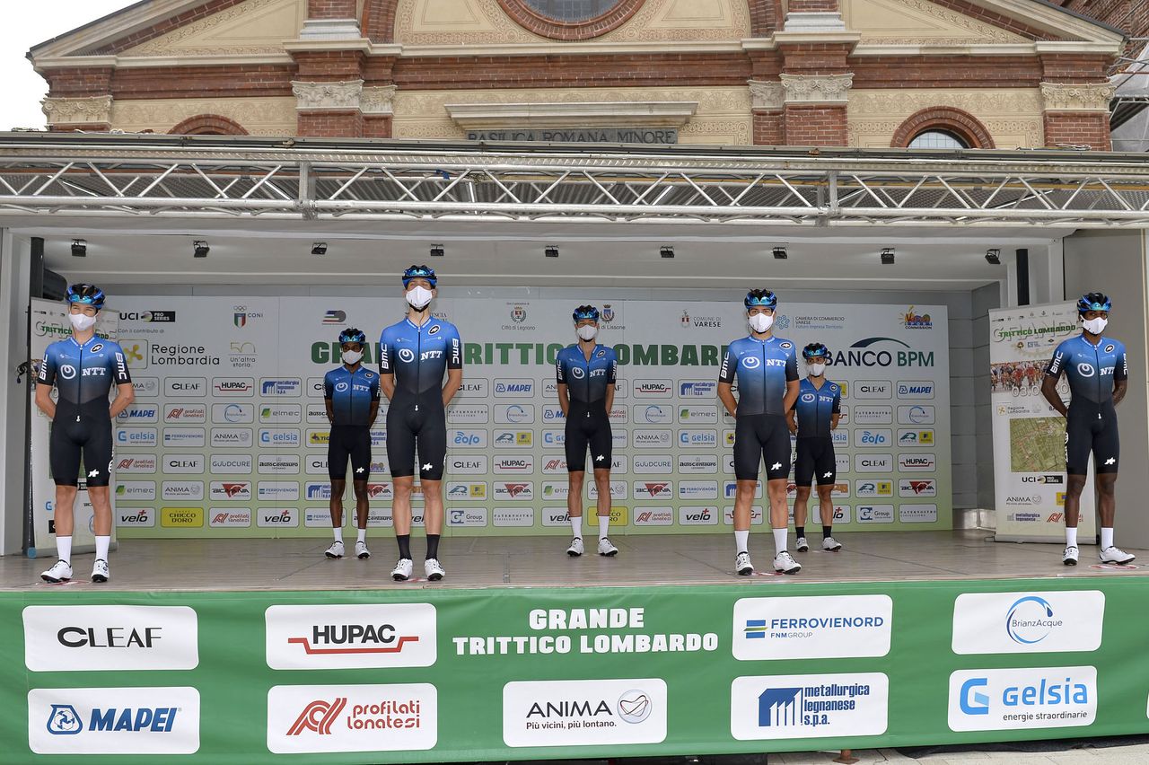 Social distancing at the race start at the Gran Trittico Lombardo