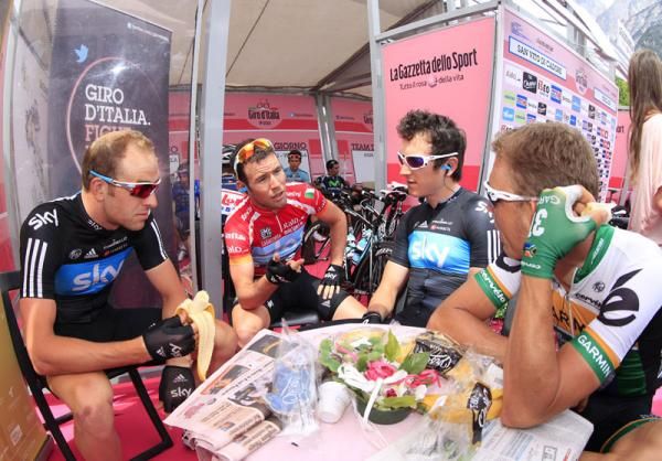 Stannard and Thomas watch on as Cavendish and Hunter chat