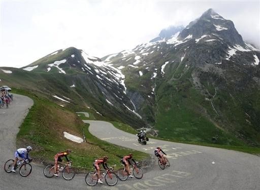 Caisse d'Epargne looked after their leader all the way to the final climb.