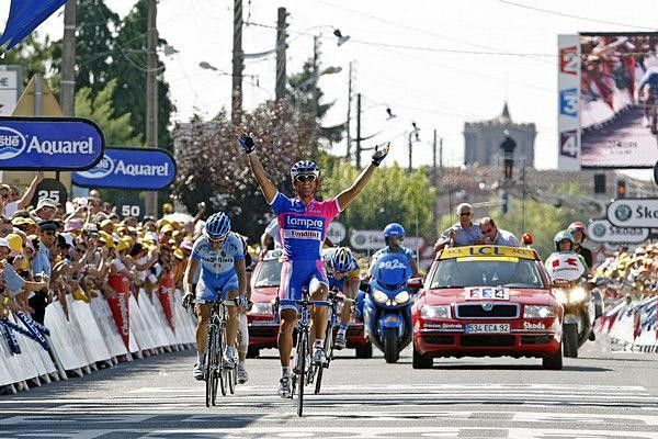 Daniele Bennati (Lampre-Fondital) makes it look easy.
