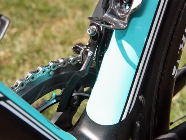 Andy Schleck (Leopard Trek) doesn't exactly have the best track record as far as chain retention is concerned so it's no surprise to see an AceCo K-Edge chain watcher mounted here.