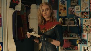 Captain Marvel schaut verwirrt, als sie in Kamala Khans Zimmer in The Marvels steht