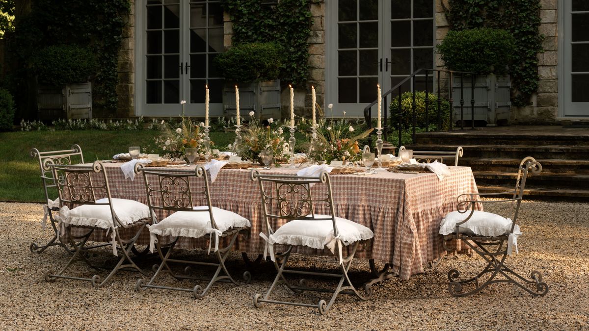 Vous dresserez votre table avec des volants cet automne grâce à la dernière collaboration de McGee &amp; Co. avec la marque de mode Loeffler Randall