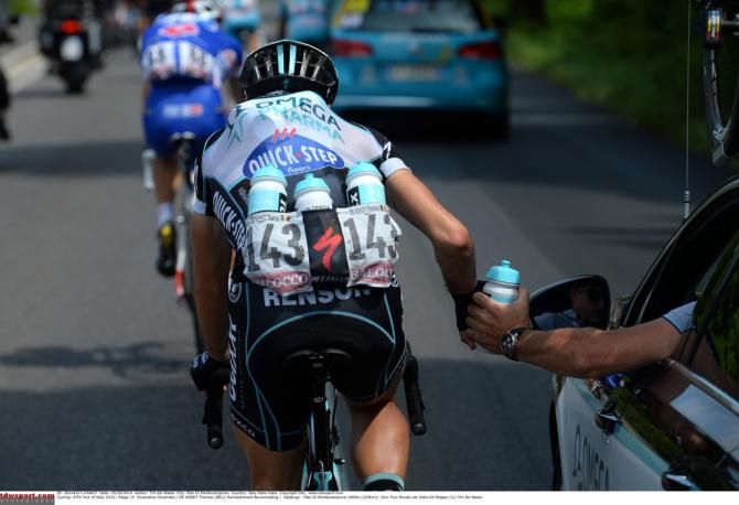 Grabbing bidons for Rigoberto Uran
