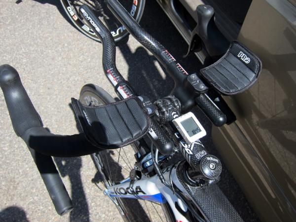 At least in theory, Skil-Shimano team mechanics could have added bar end shifters to this hybrid setup.