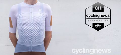 Front view of the Sportful Bodyfit Pro Evo jersey overlaid with a 'recommends' badge