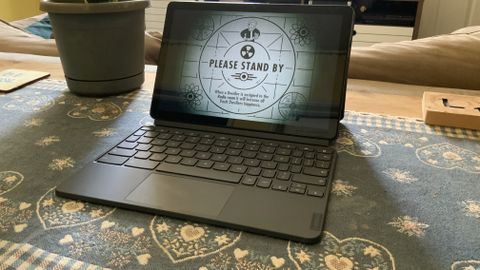 El Lenovo IdeaPad Duet Chromebook sobre una mesa