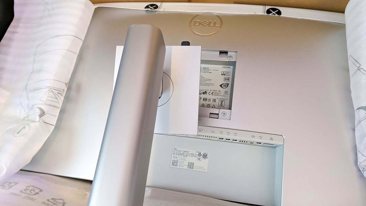 Dell Ultrasharp 34 Curved Monitor toolless stand assembly.