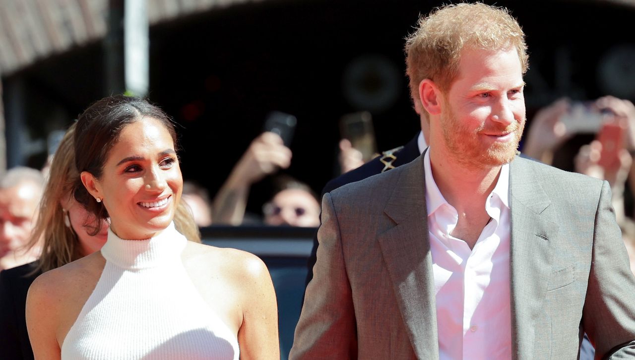 Meghan Markle wears a white anine bing tank top with prince harry in 2023