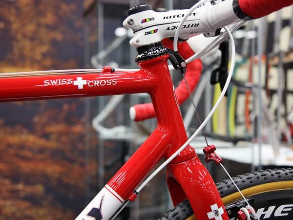 The slim head tube directly accepts 1 1/8" headset bearings.