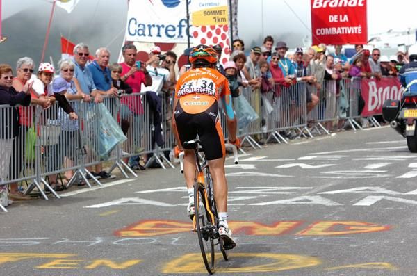 One kilometre to the finish for Gorka Izaguirre (Euskaltel-Euskadi), who was part of the day's early break.