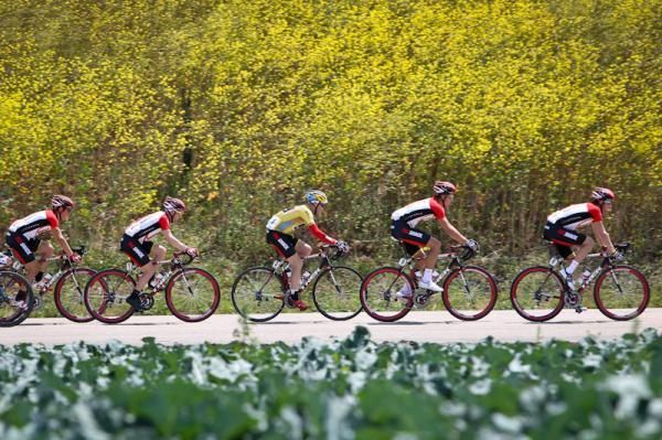 Chris Horner (RadioShack) rides protected by teammates on stage 5.
