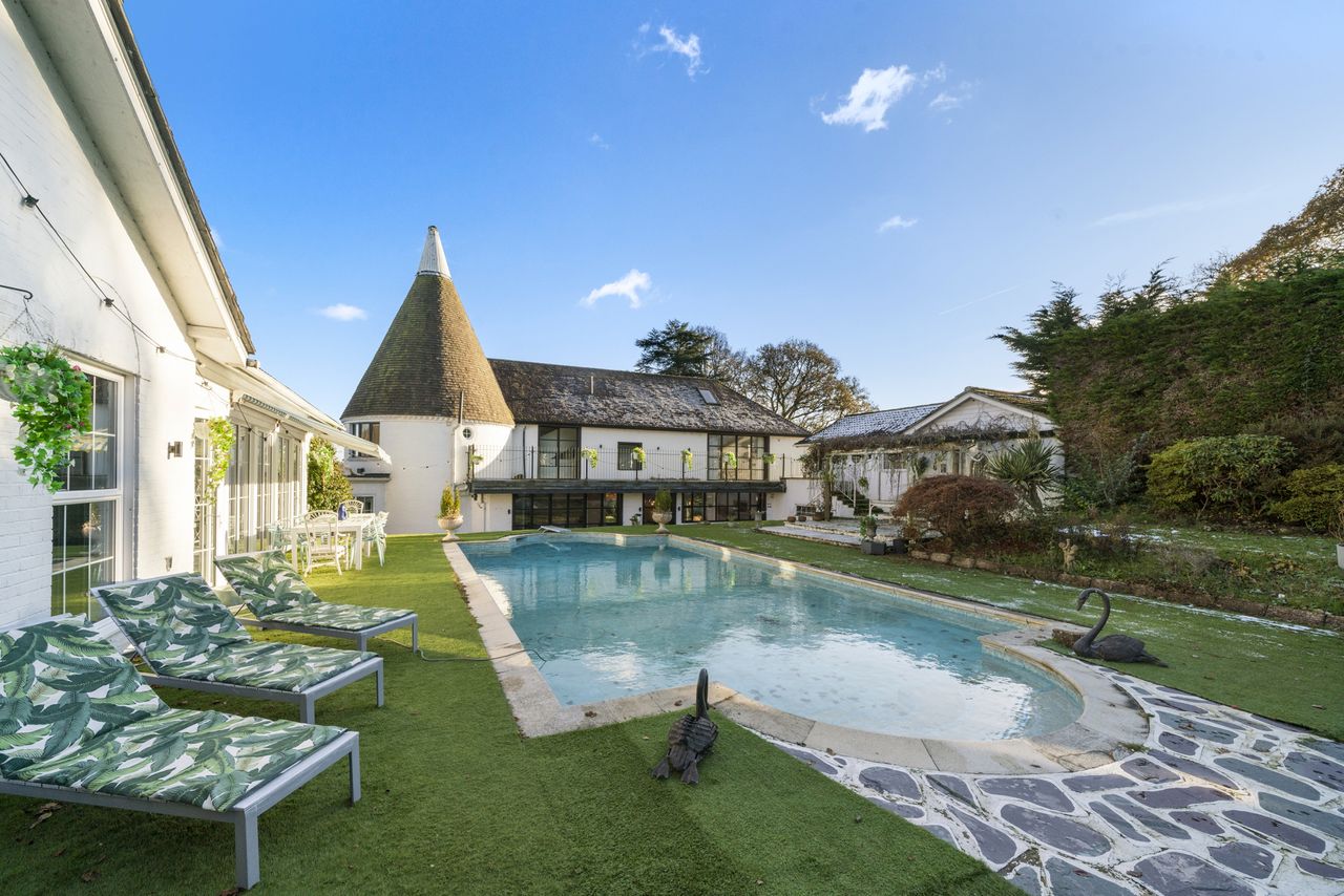 Images of the interiors and exteriors of Broad Oak in East Sussex
