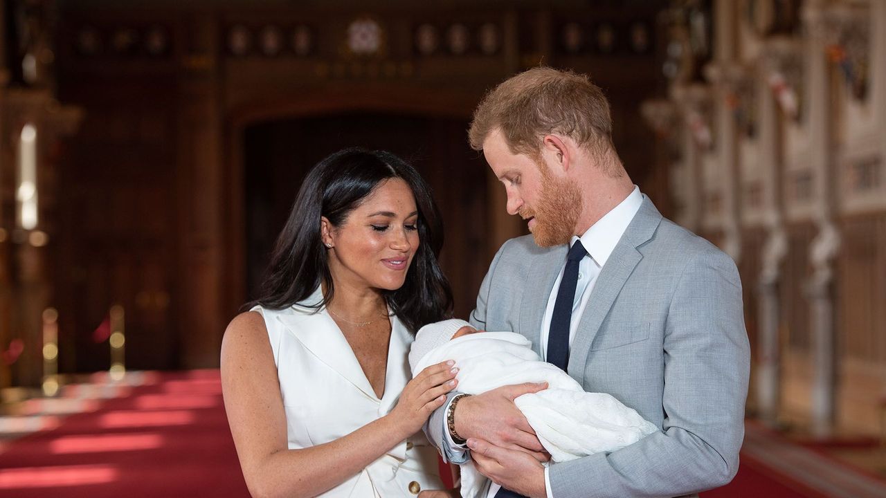 windsor, england may 08 prince harry, duke of sussex and meghan, duchess of sussex, pose with their newborn son archie harrison mountbatten windsor during a photocall in st george&#039;s hall at windsor castle on may 8, 2019 in windsor, england the duchess of sussex gave birth at 0526 on monday 06 may, 2019 photo by dominic lipinski wpa poolgetty images