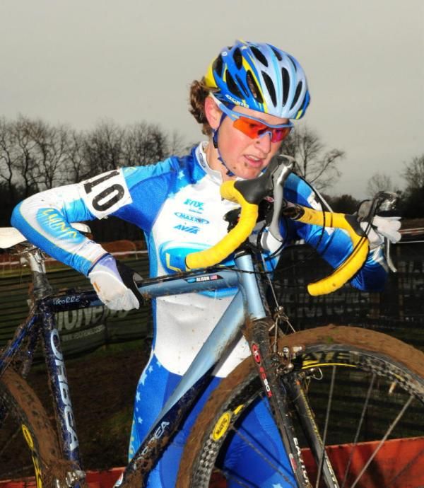 Alison Dunlap (Luna Pro Team) carrying her bike over the barriers.