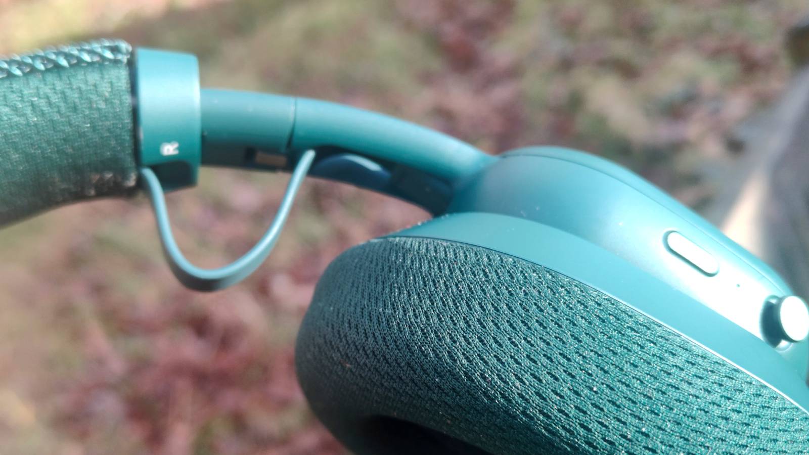 The connector of the Fairphone Fairbuds XL 2025