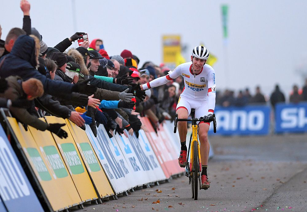 Toon Aerts is wearing the World Cup leader's skinsuit