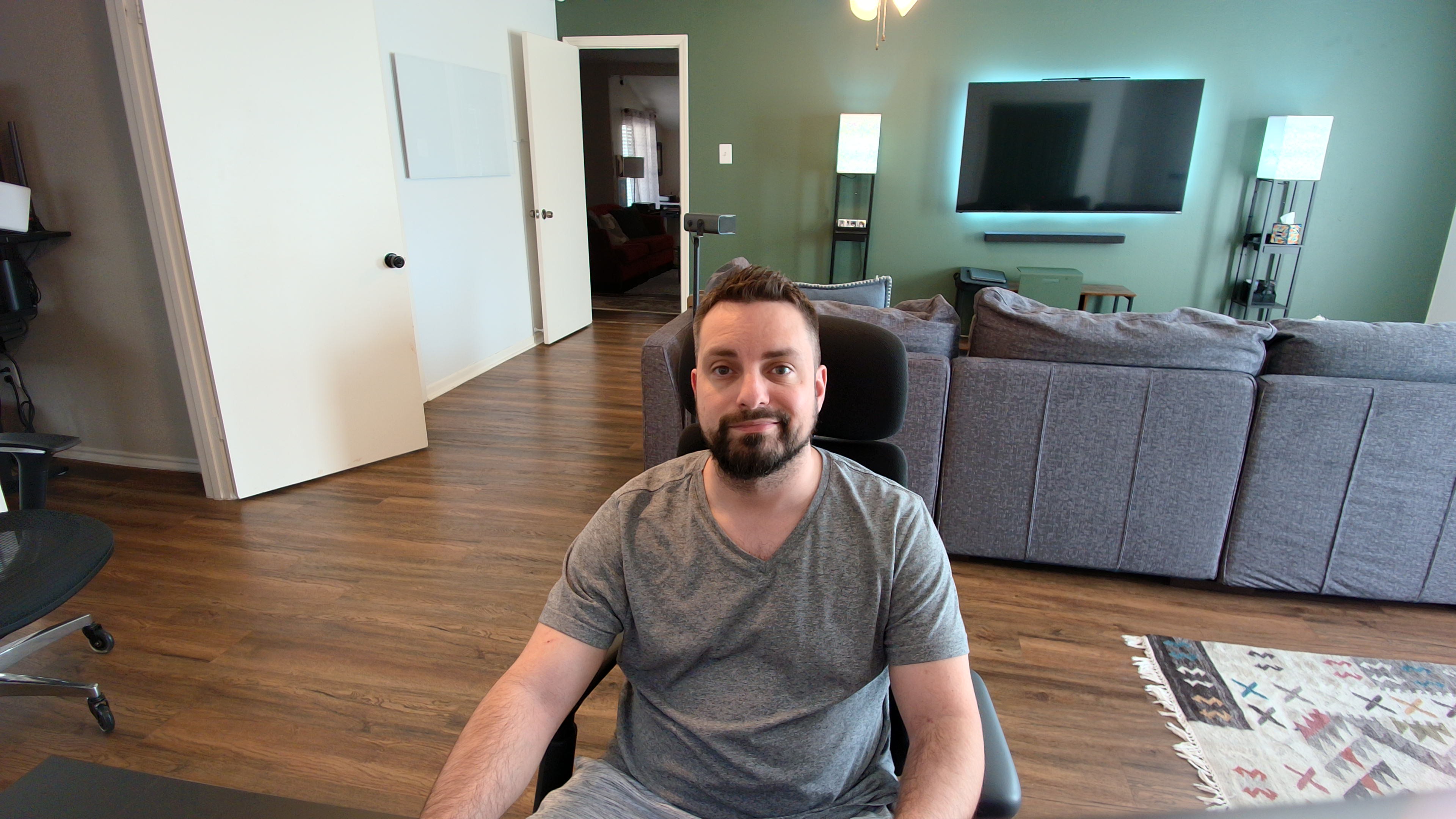 Test shots from the Razer Kiyo V2 webcam in natural light and with the lights on