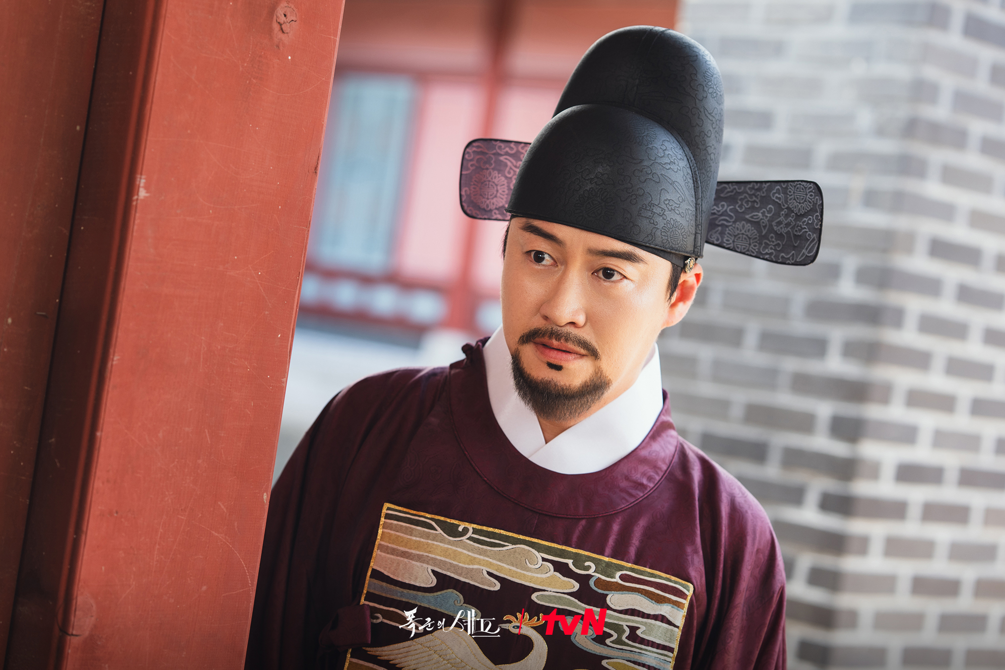 A man (Oh Eui-shik) wearing Joseon-era Korean clothing, in &#039;Bon Appetit, Your Majesty.&#039;