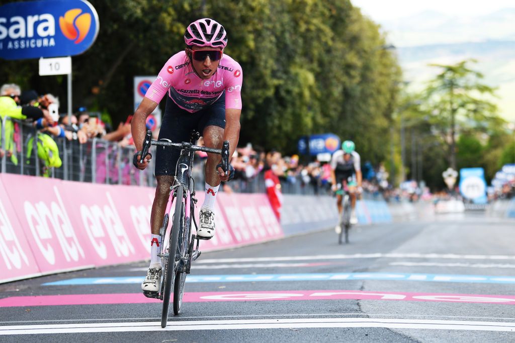 Egan Bernal (Ineos Grenadiers) gained time on the gravel roads of stage 11 in the 2021 Giro d&#039;Italia