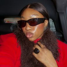 Creator @nnennaechem taking a selfie wearing rosy blusher