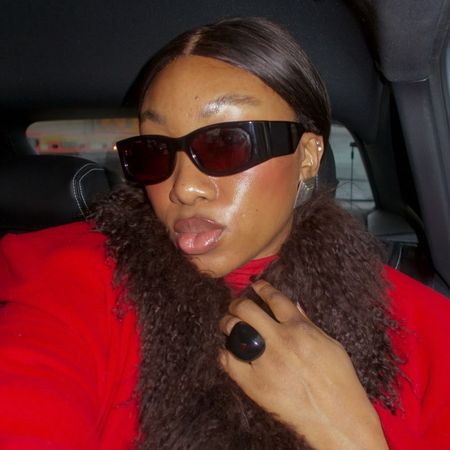 Creator @nnennaechem taking a selfie wearing rosy blusher