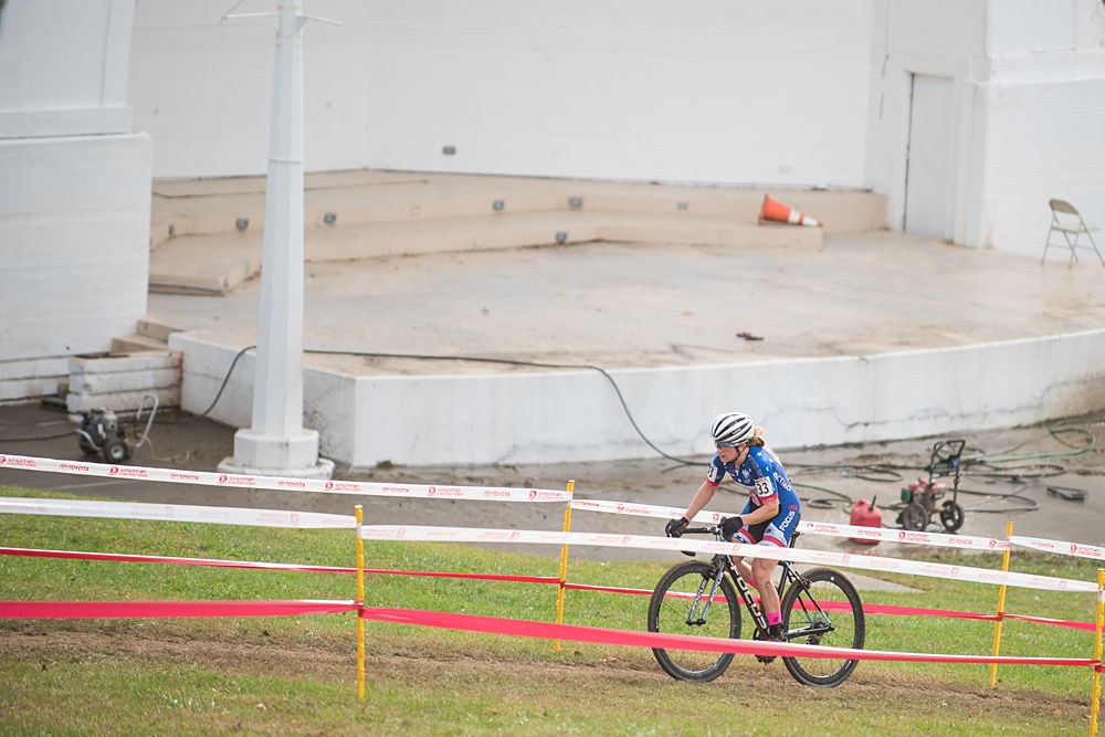 Ellen Noble (USA) Jam-NCC-Vittoria makes her way past a bike cleaning station and for an eventual win.